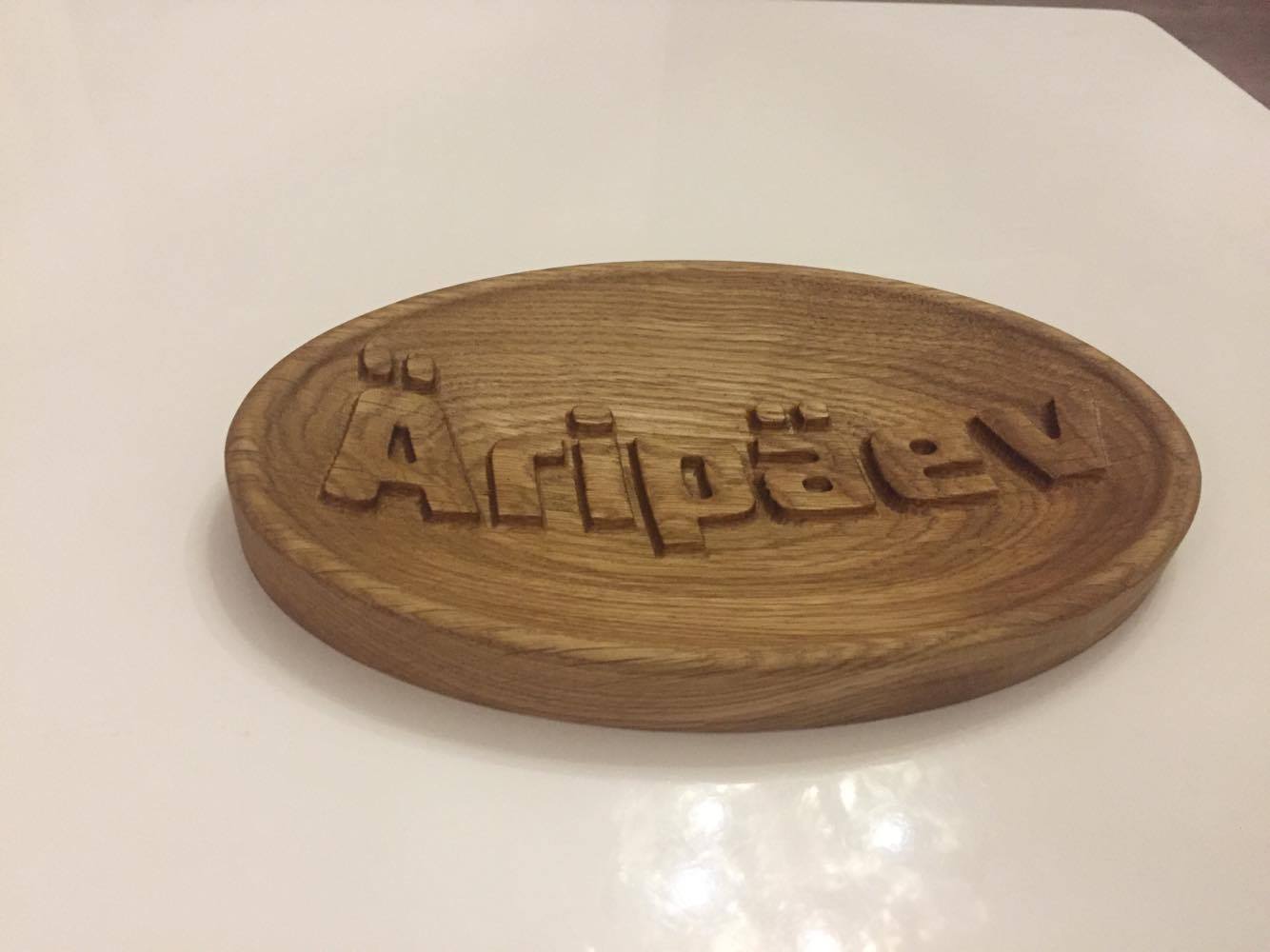 Äripäeva vaagen — Tamm, reljeefne logo