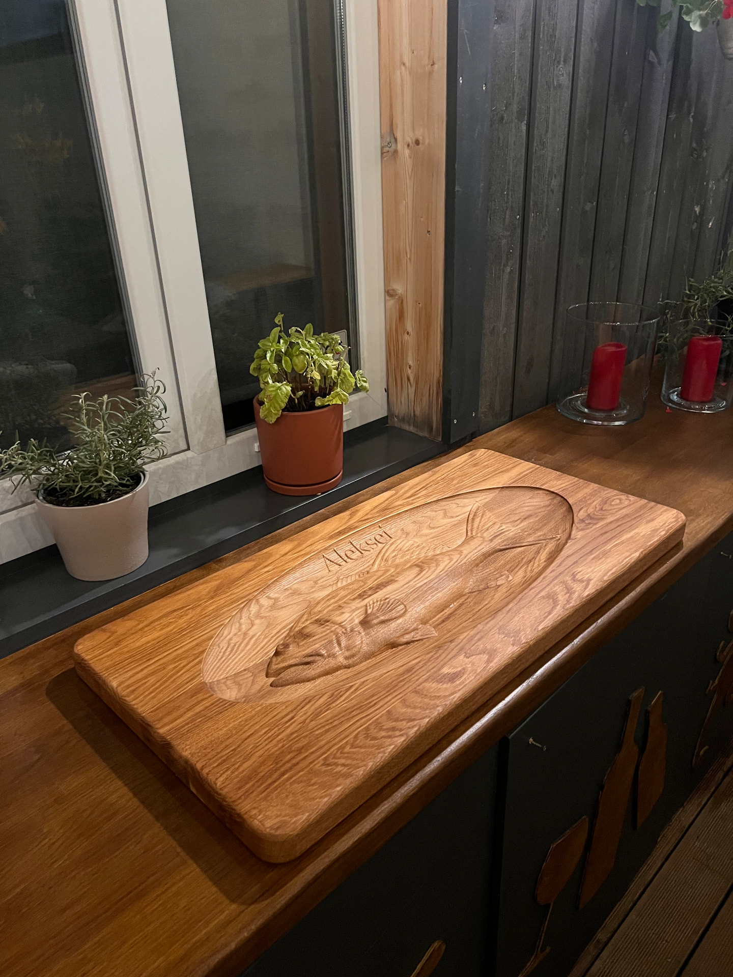 Ülisuur tammepuust lõikelaud kalamehele, lausa 80 × 40 cm — Üks pool dekoratiivne, teine pool lõikamiseks